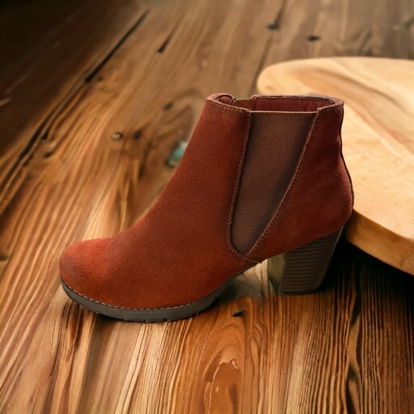 Clarks Women's Pause
Camelia Boot Size 8M Block
Heel Chelsea Red Suede Pull
On - Picture 7 of 12